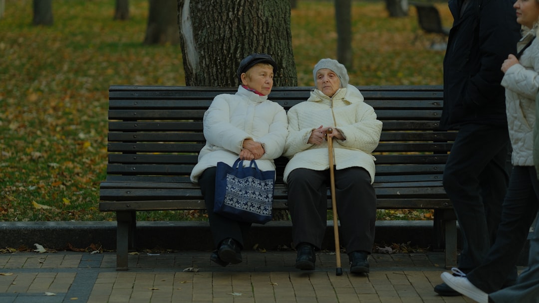 Pareja disfrutando un paseo matutino en el parque